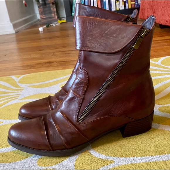 Moda Shoes - NIB Brown Leather Zip Up Booties